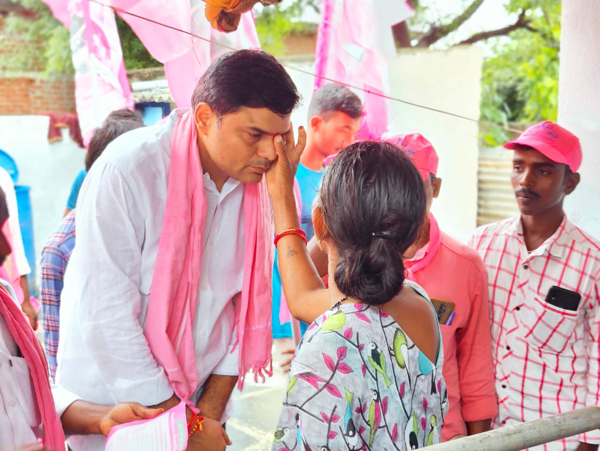 rao_vijith's tweet photo. మునుగోడు ఉప ఎన్నికల ప్రచారంలో భాగంగా బండతిమ్మాపురం గ్రామంలో టిఆర్ఎస్ ప్రభుత్వం అమలు చేస్తున్న సంక్షేమ పథకాలను ప్రజలకు వివరిస్తూ ఇంటింటికి తిరుగుతూ కారు గుర్త���కు ఓటు వెయ్యాలని కోరడం జరిగింది.

#VoteForCar #MunugodeWithTRS https://t.co/NkmcQjqIFT