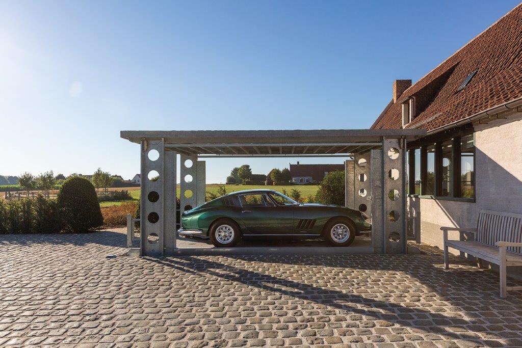 In the beautiful Belgian countryside stands a new big independent house. RDL Engineering NV, the official IdealPark ambassador for Belgium, installed a car lift type IP1-CM FF42 outside the house.

Find out more: idealpark.com/Products/Proje…