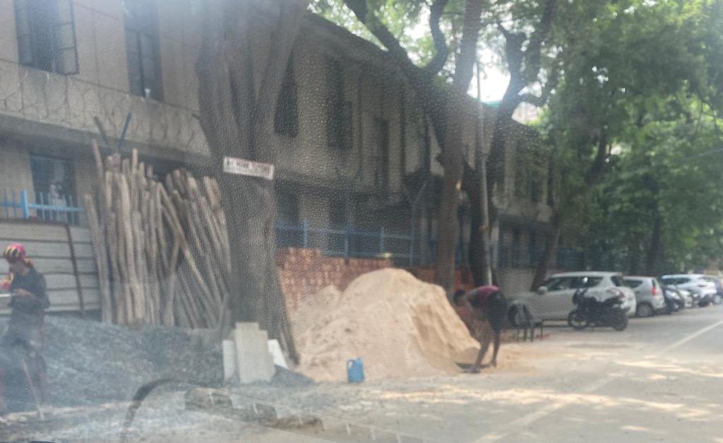 modikedeewane11's tweet photo. Construction &amp; amalgamation of 2 plots C-3/7and8 Sector-11 Rohini. No Building Plan Sanction. Polluting Environment by Building Material and Dust at public place, difficult to bypass the road @AshwaniKumar_92 @LtGovDelhi @dcrohinizone @CPCB_OFFICIAL @GyaneshBharti1 #MCDCares https://t.co/UwH3nXgqRe