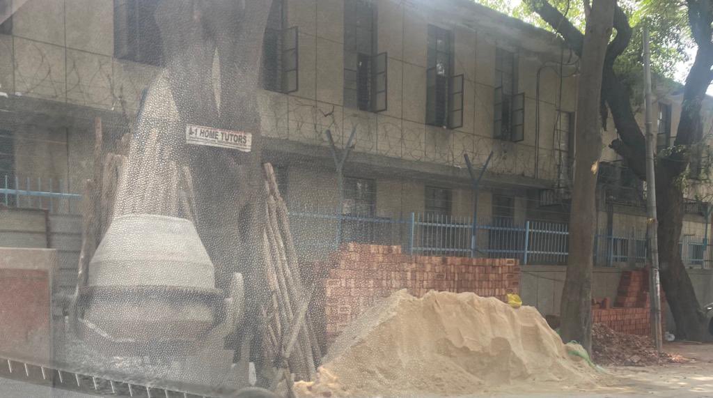 modikedeewane11's tweet photo. Construction &amp; amalgamation of 2 plots C-3/7and8 Sector-11 Rohini. No Building Plan Sanction. Polluting Environment by Building Material and Dust at public place, difficult to bypass the road @AshwaniKumar_92 @LtGovDelhi @dcrohinizone @CPCB_OFFICIAL @GyaneshBharti1 #MCDCares https://t.co/UwH3nXgqRe