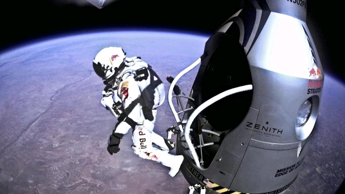 cscolari's tweet photo. Se cumplen 10 años del proyecto Red Bull Stratos, el salto del paracaidista que se lanzó al vacío desde 40 km ante millones de internautas. Quizás la primera experiencia masiva de #broadcasting dentro del #networking antes de @Twitch #mediaevolution https://t.co/45s5y0wWAb https://t.co/eGB3aAEmI7