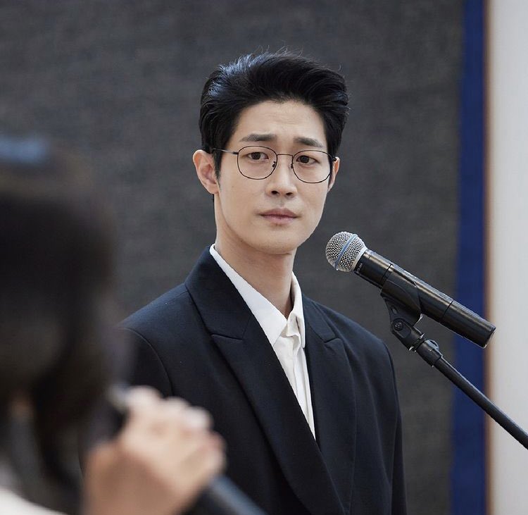 whankimuseum's tweet photo. 지난 9월 30일 김향안에 관한 창작 뮤지컬 ‘라흐 헤스트 L’art Reste’ 미니 콘서트가 환기미술관 본관에서 진행되었습니다. 

환기미술관 본관 중정과 계단에 걸쳐 모인 인파와 높은 층고까지 울려 퍼지는 노랫소리가 인상적이었는데요. 

‘라흐 헤스트’ 본 공연에도 많은 관심바랍니다. @HONGcompany https://t.co/g9Jf5f8kK8