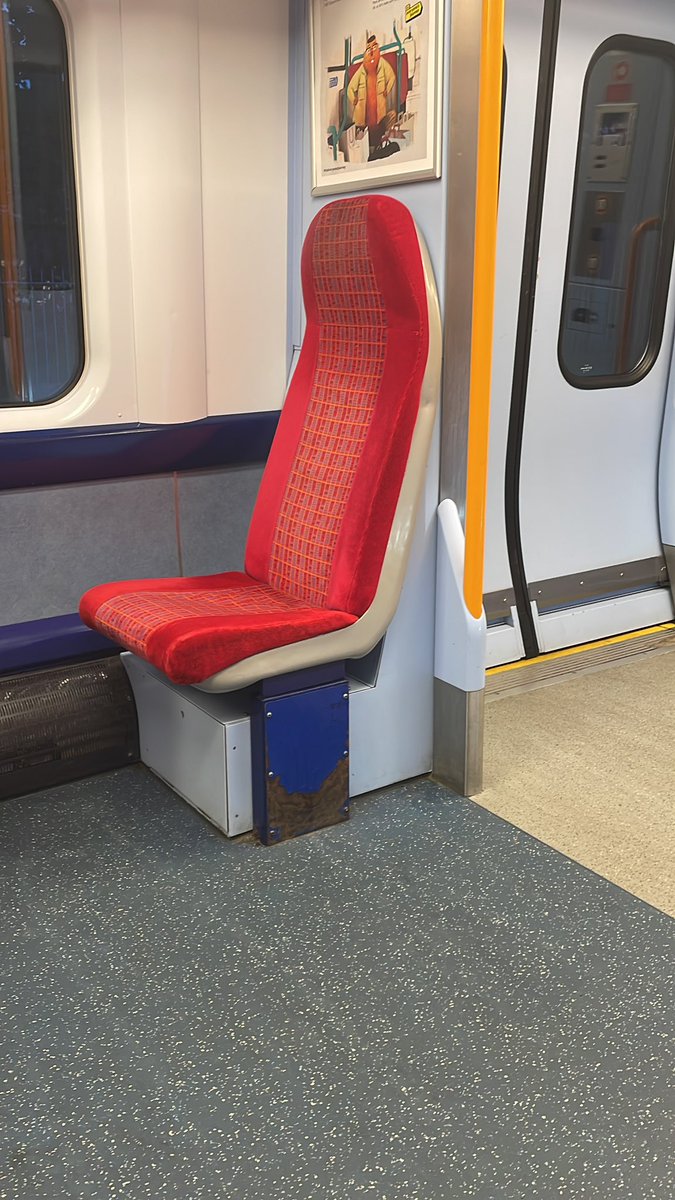 SurreyGhey's tweet photo. Antisocial seat tweet 🐥 #ohdarlin #absolutely https://t.co/hQTod5AIam