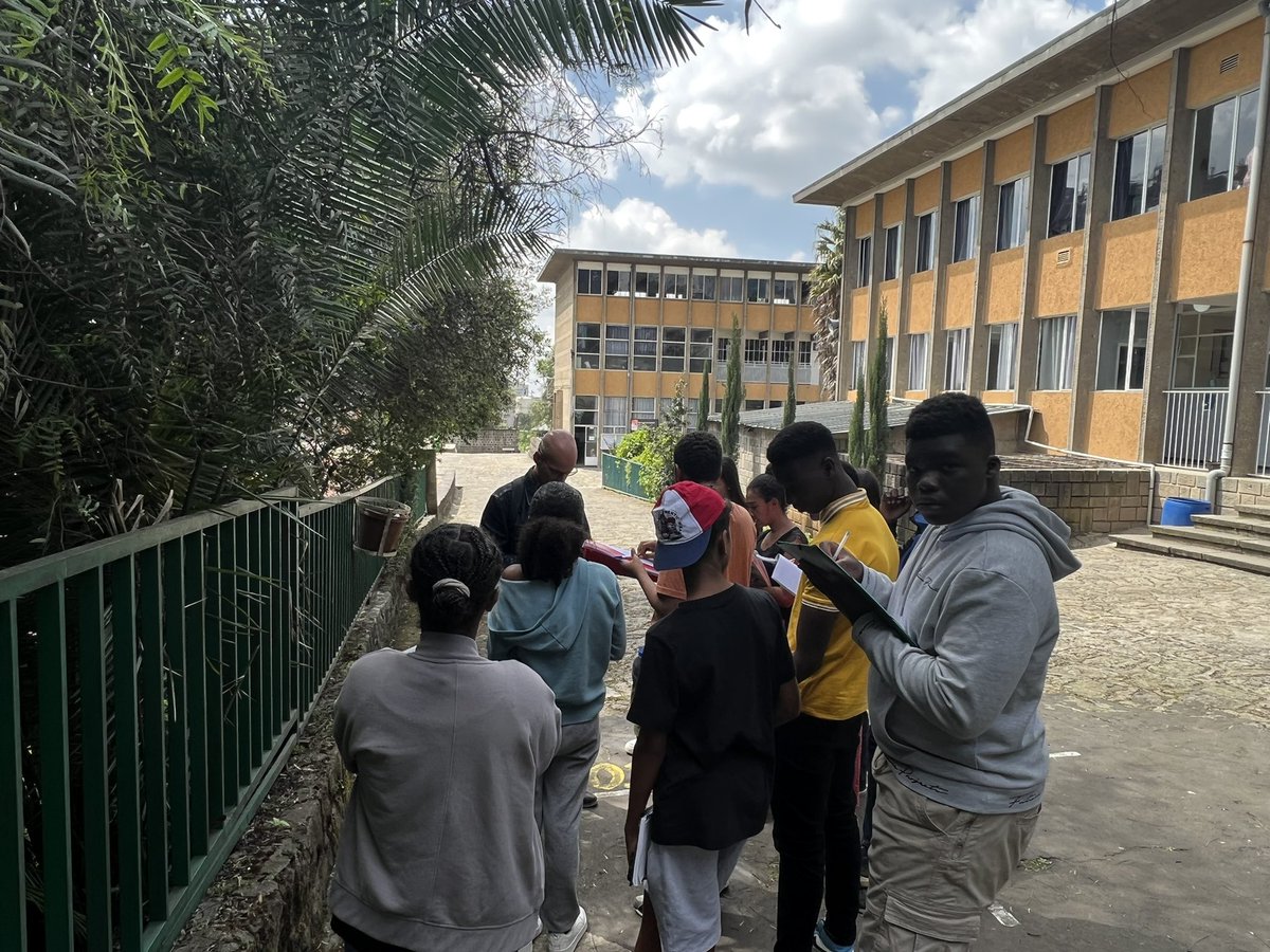 LgmAddis's tweet photo. Ce jeudi 13 octobre, les élèves de 3e 1 et ceux du club biodiversité ont reçu Birhanu Belay, conservateur du jardin botanique de Gullele, qui les a guidés dans l'exploration de la riche flore de notre établissement.
#aefe #mlfmonde #biodiversité https://t.co/T8DQnEgxgN