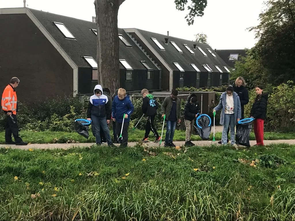 In samenwerking met leerlingen van de Horizon en HOEK is de buurt rond de school in de wijk Buytenwegh weer schoon "geprikt". #schonebuurt #samenwerken #gemeentezoetermeer