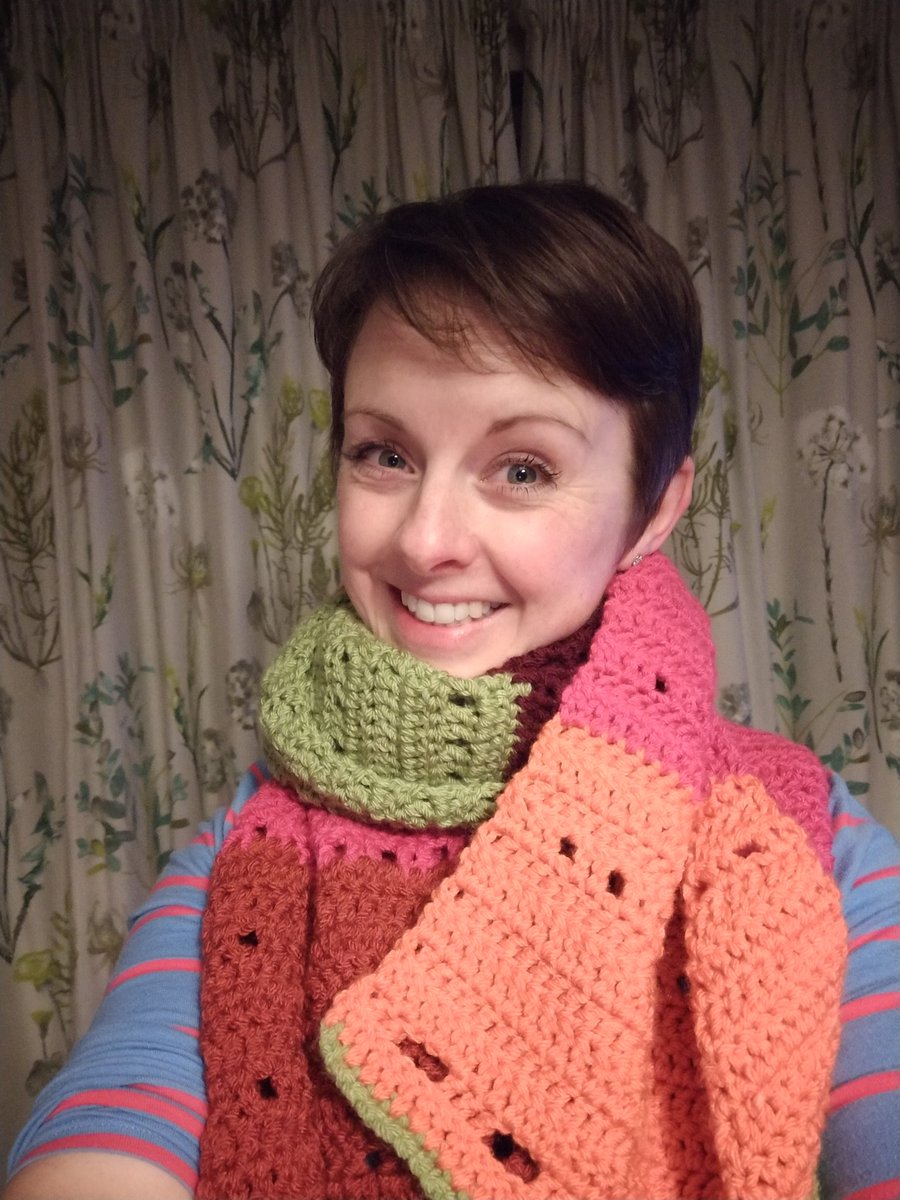 Liz_Bewley's tweet photo. Finally getting to see this scarf along with all the other scarves around the Royal Albert Hall. All for Lewy Body dementia which sadly took my dad this week. #AScarfForLewy https://t.co/6QDhVUeVu8