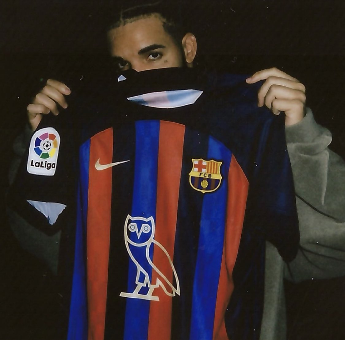 ActuFoot_'s tweet photo. Le Barça portera ce maillot durant le Clasico pour rendre hommage à Drake, devenu le premier artiste à atteindre les 50 milliards de streams sur Spotify. 💙❤️

📸 @FCBarcelona https://t.co/sAA3MlMdyS