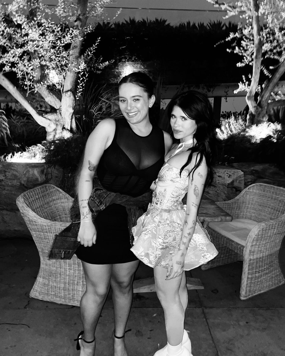 InfoNessaBR's tweet photo. Nessa Barrett com Mariana Cardim na festa de lançamento do seu álbum "Young Forever". https://t.co/HXYvzVC1yB