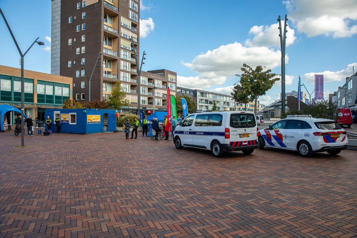 Begin deze week stonden o.a. <a href="/POL_BoZ_Rdaal/">Politie Bergen op Zoom - Roosendaal eo</a>, <a href="/HandhavingRsd/">𝗛𝗮𝗻𝗱𝗵𝗮𝘃𝗶𝗻𝗴 𝗥𝗼𝗼𝘀𝗲𝗻𝗱𝗮𝗮𝗹</a> en <a href="/buurtpreventRSD/">Buurtpreventie Rsd</a> ikv #WeekvandeVeiligheid op de Nieuwe Markt. Ook was er een ondermijningscontainer aanwezig waarmee passanten kennis konden maken met een drugslab en een hennepkwekerij. #Roosendaal