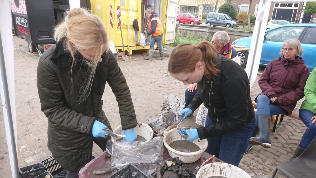 RARivierenland's tweet photo. Medewerkers van het RAR groeven een middagje in de grond ipv in archieven. #Bleekveld #Tiel #opgraving https://t.co/ukFaVjaPN0