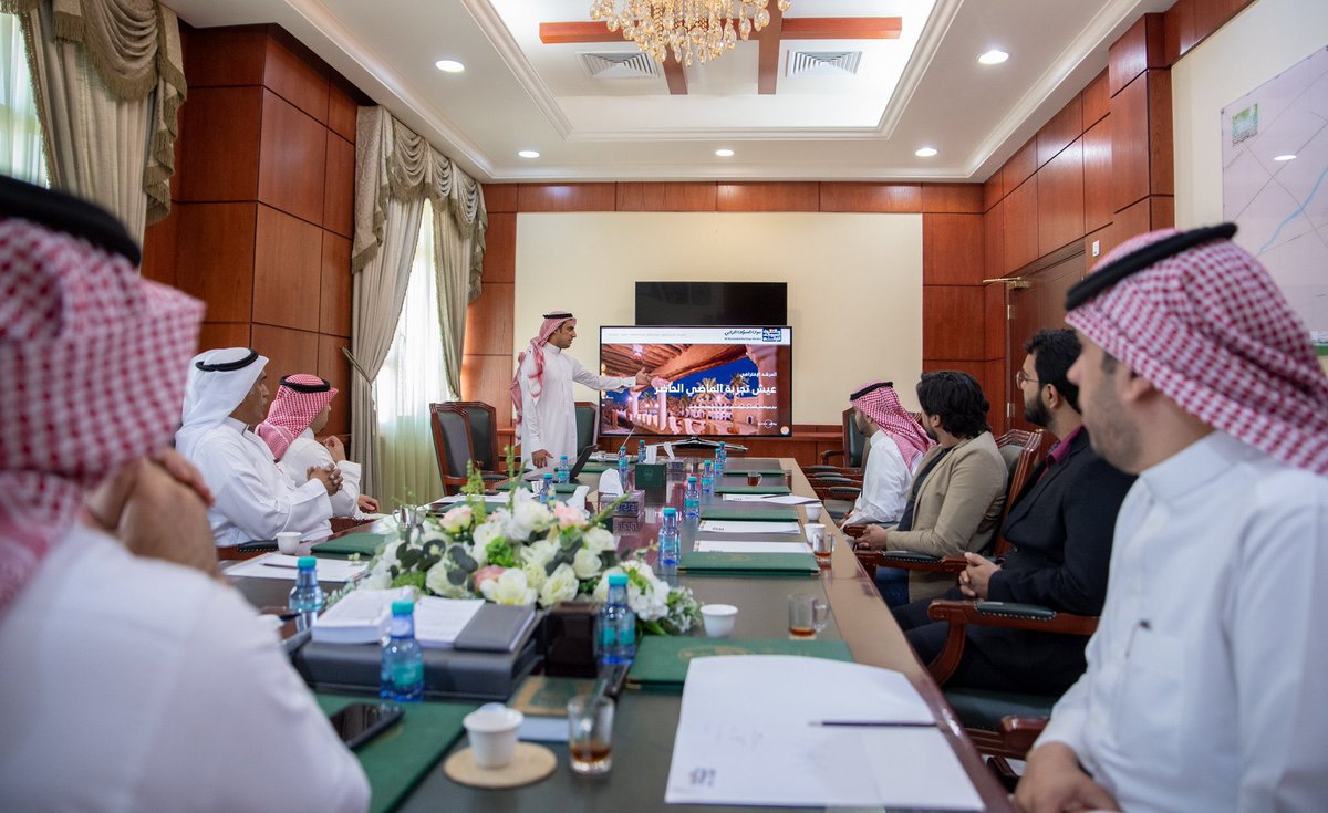 DarOnaizah's tweet photo. إدارة وأعضاء دار عنيزة للتراث الشعبي يباركون بتوقّع محافظ محافظة #عنيزة  اتفاقية تطوير وحدة التحول الرقمي بين #سوق_المسوكف_التراثي (https://t.co/qozd2UjKNy) ممثلا بالمشغل مجموعة الحاجب السياحية وشركة إيزي تكنوليجز الأمريكية، التي ستعمل على إنشاء تطبيق رقمي للسوق
@MOCHeritage https://t.co/HQ8C7VuNwZ