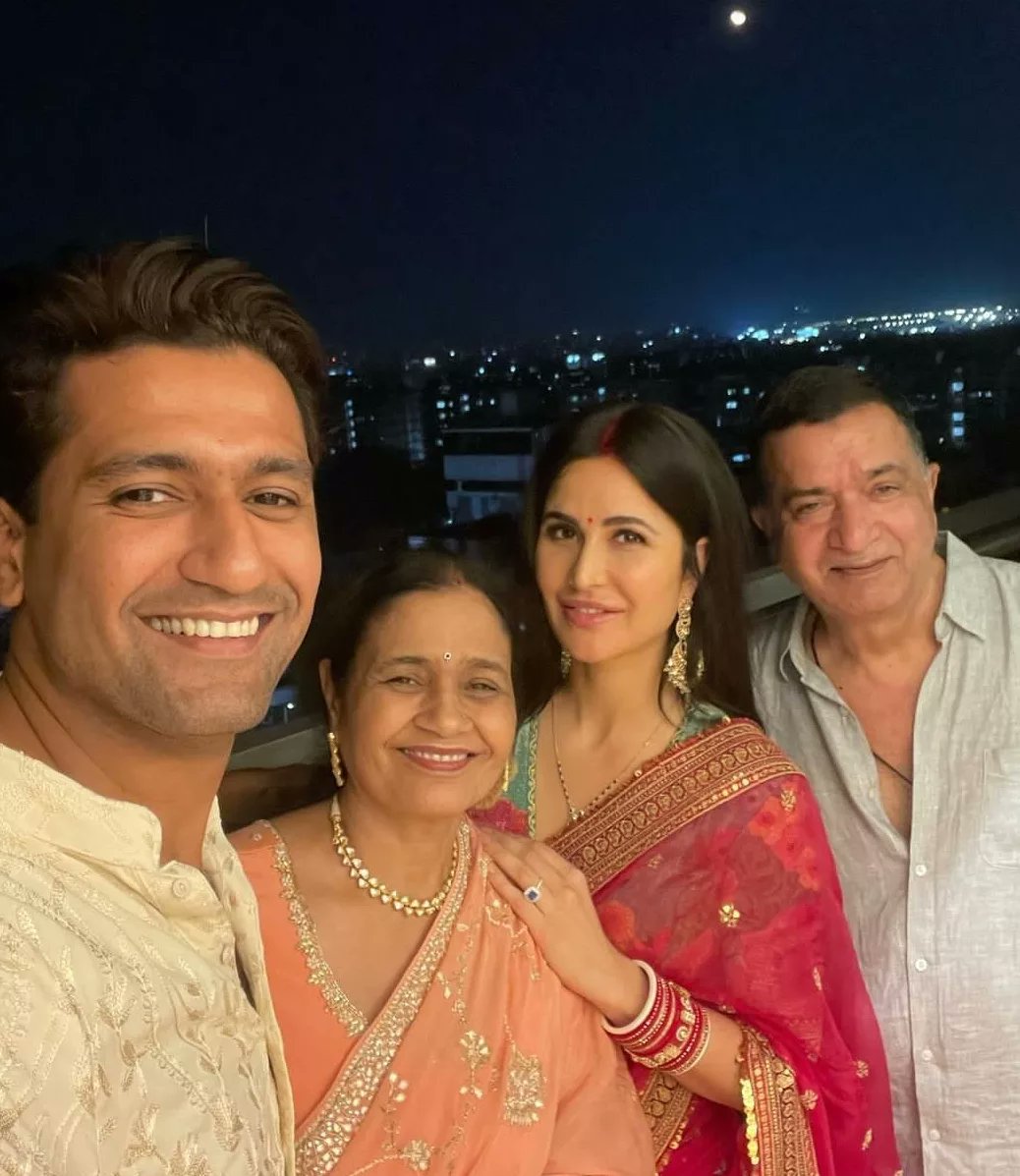 MediaAsd's tweet photo. कैटरीना ने मनाया पहला करवाचौथ, पति विक्की कौशल और सास-ससुर संग शेयर की तस्वीरें.
#KatrinaKaif #firstKarwaChauth #Hubby #VickyKaushal #KarvaChauth2022 https://t.co/PjfrhaXf8V