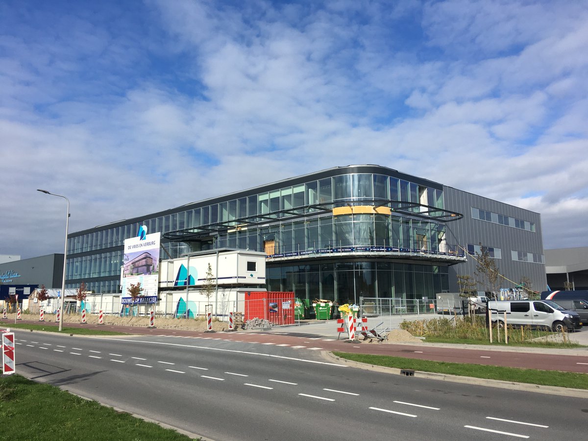 RvdBrom's tweet photo. De nieuwbouw van het kantoor en bedrijfshal voor Stolze op bedrijventerrein Honderdland in Maasdijk is in de eindfase. Er wordt er hard doorgewerkt zodat het gebouw nog dit jaar kan worden opgeleverd. Met name de ronde beglazing valt nu al goed op en is een echte eyecatcher. https://t.co/q5uAD9Q4EF