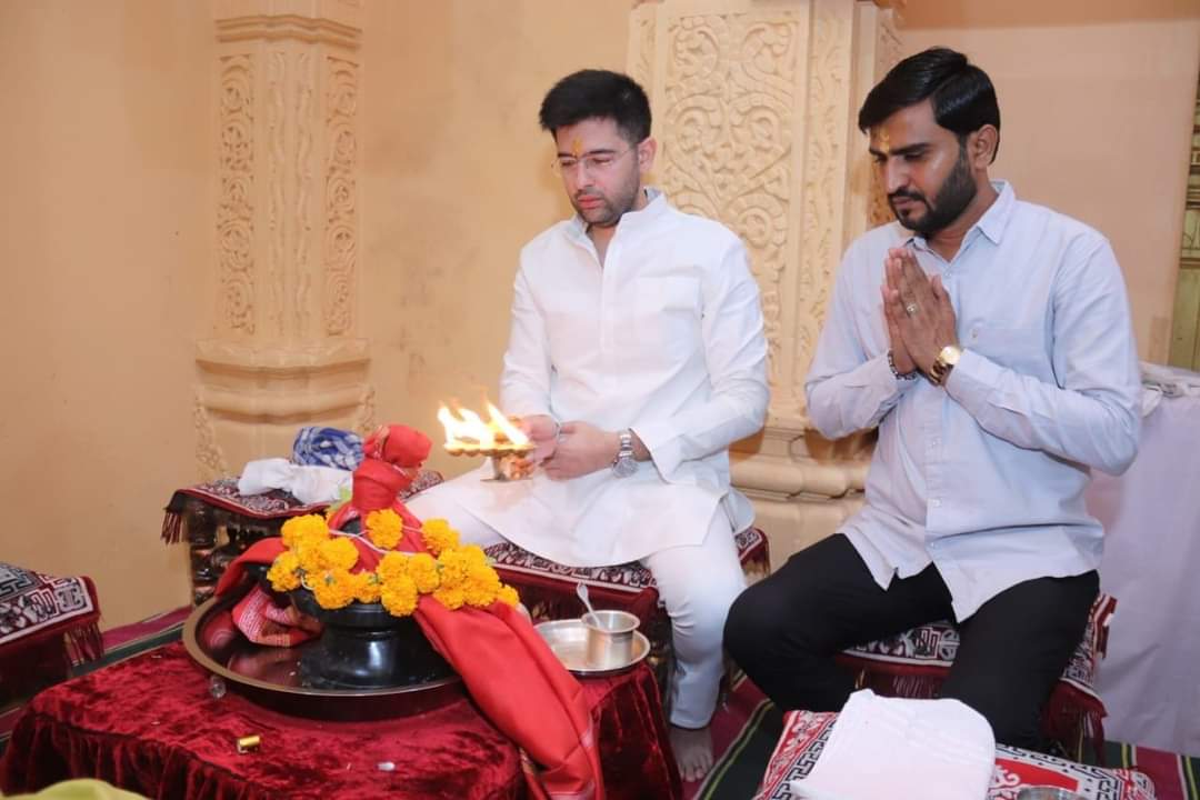 darshitkorat09's tweet photo. આજરોજ રાજ્યસભા સાંસદ અને 'આપ' ગુજરાત પ્રદેશ સહ-પ્રભારીશ્રી‌ @raghav_chadha તથા પ્રદેશ યુથ વીંગ‌ પ્રમુખશ્રી @PravinRam_ એ સોમનાથ મહાદેવના દર્શન કરી, ગુજરાતમાં ઈમાનદાર સરકાર બનાવવાની પ્રાર્થના કરી. https://t.co/GRl5FrDc5e