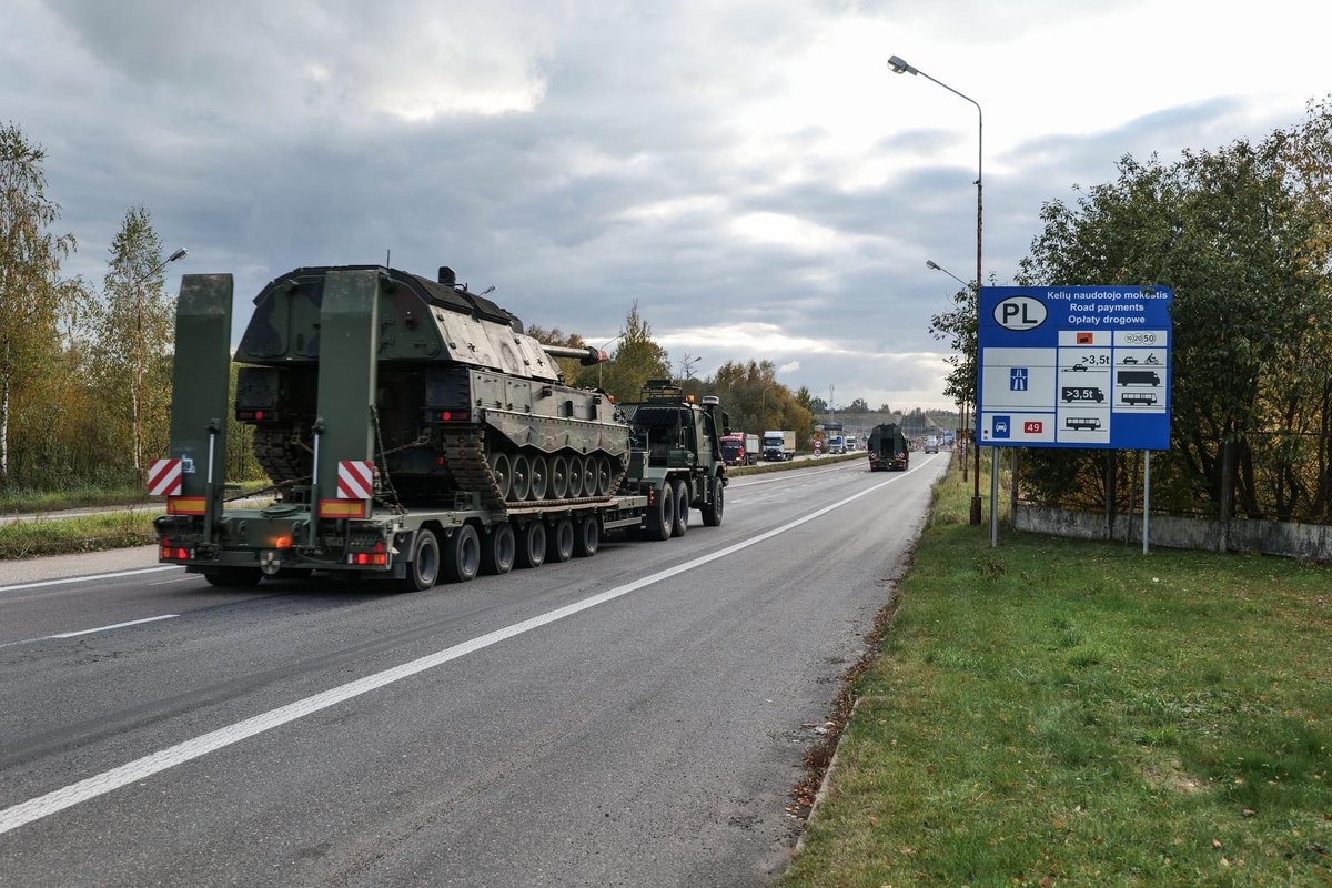 a_anusauskas's tweet photo. PzH2000 repaired in Lithuania 🇱🇹 are being returned to the battlefield in Ukraine 🇺🇦. Good luck! https://t.co/GYmHG0O6HG