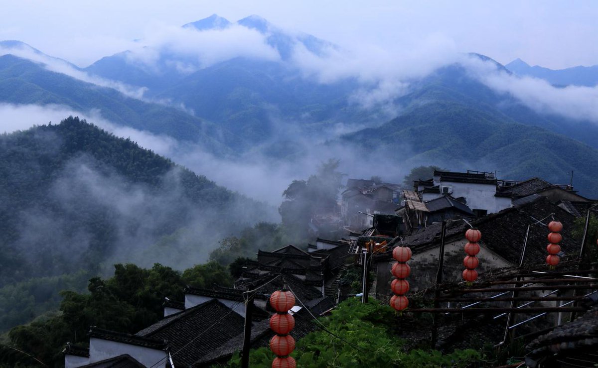 Anstronaut1's tweet photo. After the rain, Xikou Town in #Xiuning County is shrouded in fresh fog, like the heaven in the clouds.
#AmazingChina #hianhui #huitravel https://t.co/QXRVpXUr8i