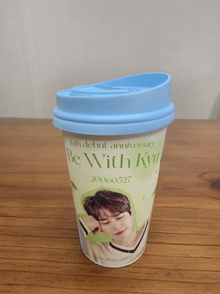 sonuue's tweet photo. 스타 생일카페에서 나눠주는 생일축하 일회용컵! 이걸 새활용 할 수 있는 업사이클링 키트가 나왔어요️

★친환경 펄프로 제조한 냅킨을 넣은 탁상용/차량용 냅킨 키트 ★냅킨리필로 영구적으로 사용 가능!

좋아하는 스타 얼굴도 매일보고! 환경도 사랑하는 #업웨이브 #일회용컵냅킨키트 #지구사랑 https://t.co/b4ldSRWRsA