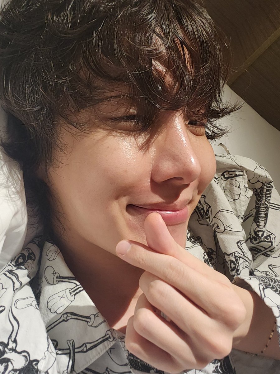 jinsknees's tweet photo. @VoteWithARMY I am voting for BTS (#BTS/@BTS_twt) for Favorite Pop Duo or Group at the #AMAs https://t.co/ukbU8gDGmb
