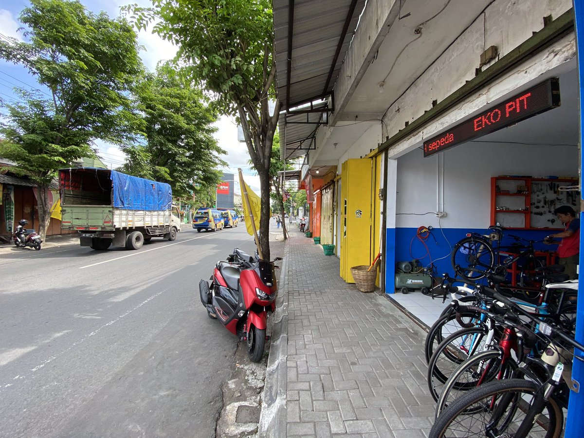maslucky's tweet photo. Rekomendasi tempat servis sepeda di Solo. Mekaniknya pengalaman, ramah dan hasilnya bagus. Untuk servis biasanya minta ditinggal karena antriannya banyak. Lokasi di Jl Gajah Mada 106, depan warung tahu kupat Solikhin, ini pindahan dari dkt term Tirtonadi. #sepeda #polygonpath https://t.co/4cws3BF8Zm