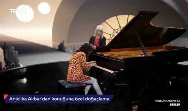 anjelikaakbar's tweet photo. Hazırlayıp sunduğum "Anjelika Akbar ile SESLER" programıma davet ettiğim konuklarıma bir teşekkür ve retrospektif bir bakış:
Bölüm no: 26
Konuğum: 
Beyhan Murphy 
🌹
#beyhanmurphy
@trt2tv
*** https://t.co/h17gPA7ruU
