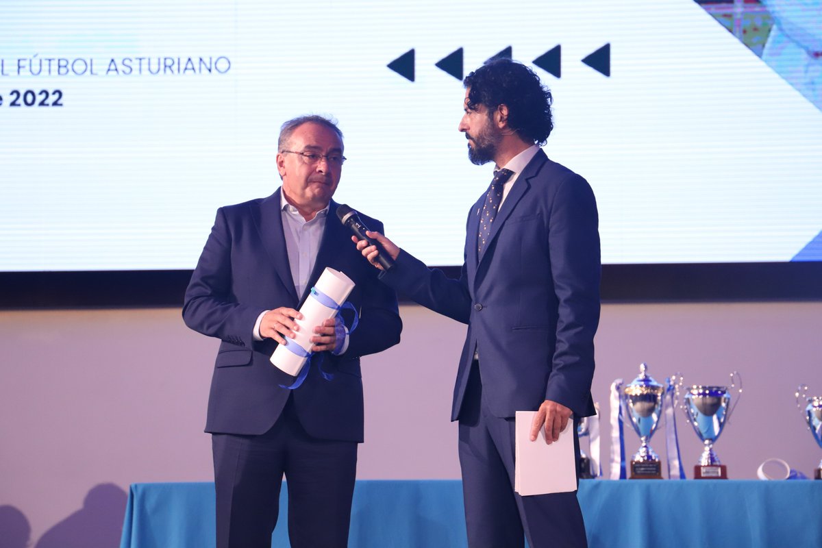 asturfutbol's tweet photo. Las 4⃣ Menciones Especiales nos regalaron momentos emocionantes con sus dedicatorias...

📜 Estamento de Jugadores: Javier Fernández
📜 Estamento de Entrenadores: Quico Arias
📜 Estamento de Árbitros: Fermín Poladura Bonito
📜 Estamento de Directivos: Luis Gallego https://t.co/SUsdUEB8oR