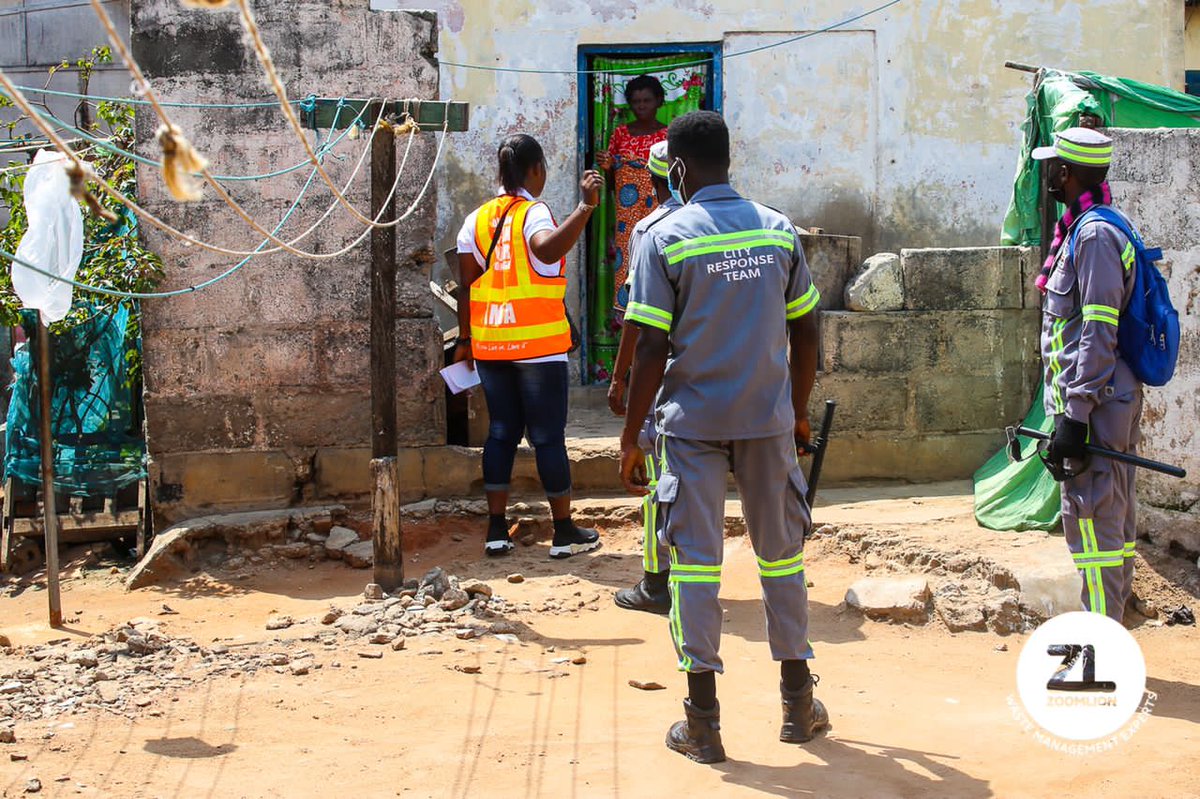 LivingstoneAnk4's tweet photo. Cautioning people in their homes to clean their frontage Good work done team
#OCYF
#GetABin
@ZoomlionLtd
@Upprghana https://t.co/pE8tuBr3Pn