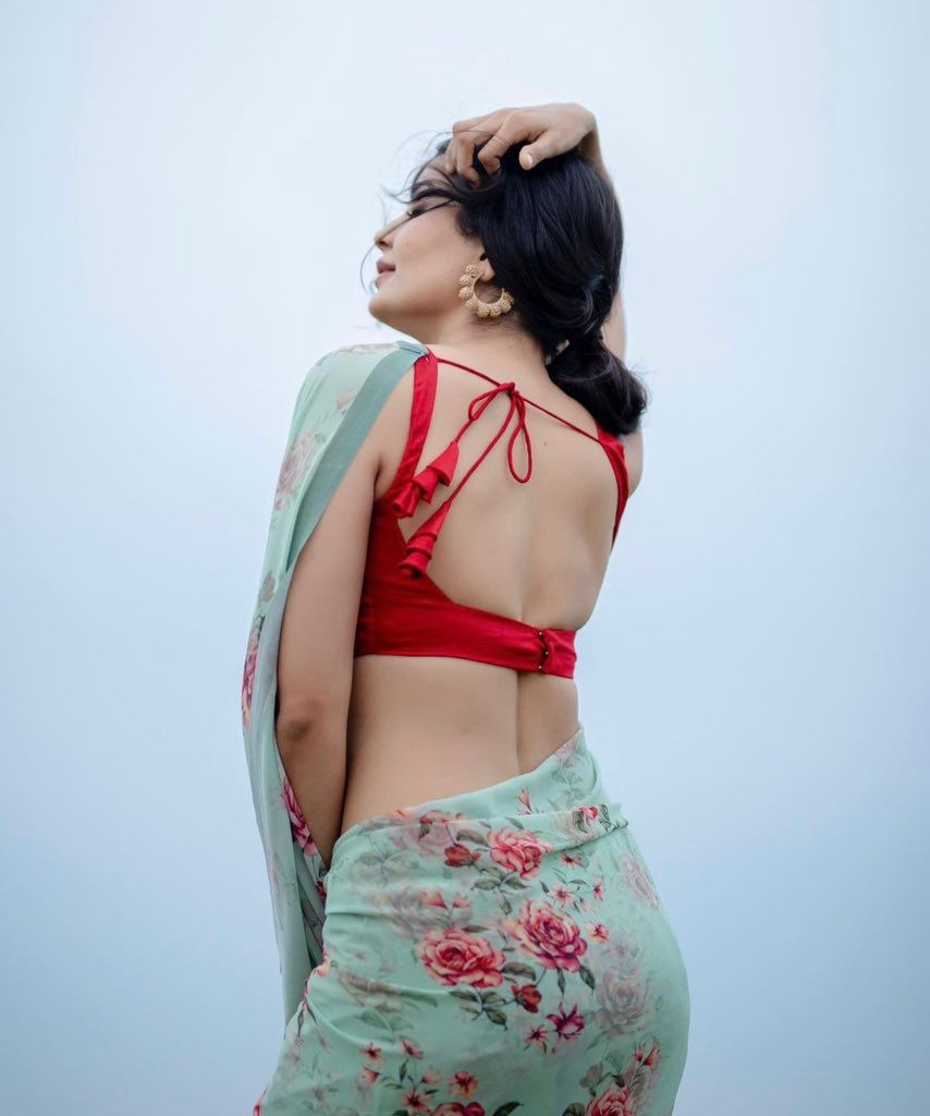 MadhuriOfficiaI's tweet photo. How’s my saree 🙈😍 https://t.co/celF4CkFuI