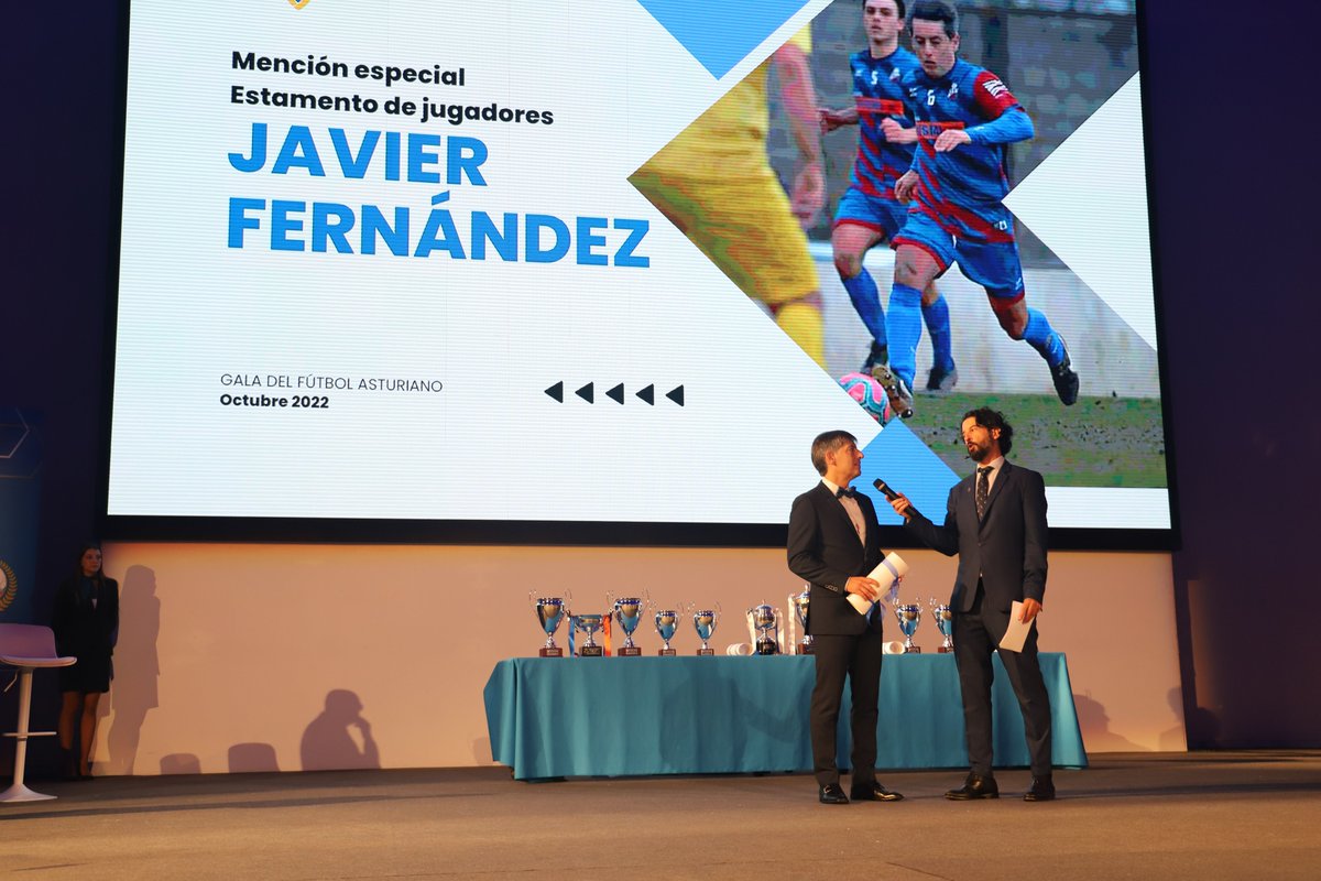 asturfutbol's tweet photo. Las 4⃣ Menciones Especiales nos regalaron momentos emocionantes con sus dedicatorias...

📜 Estamento de Jugadores: Javier Fernández
📜 Estamento de Entrenadores: Quico Arias
📜 Estamento de Árbitros: Fermín Poladura Bonito
📜 Estamento de Directivos: Luis Gallego https://t.co/SUsdUEB8oR