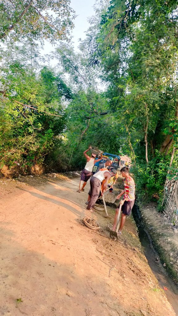 DproKannauj's tweet photo. आज दिनांक 14/10/2022 को जनपद की ग्रामीण क्षेत्रों में विशेष स्वच्छता अभियान के अंतर्गत साफ सफाई का कार्य युद्ध स्तर पर। @dm_kannauj @CMOfficeUP @anujias09 @uppanchayatiraj @apcuttarpradesh https://t.co/pFTXd9cagH