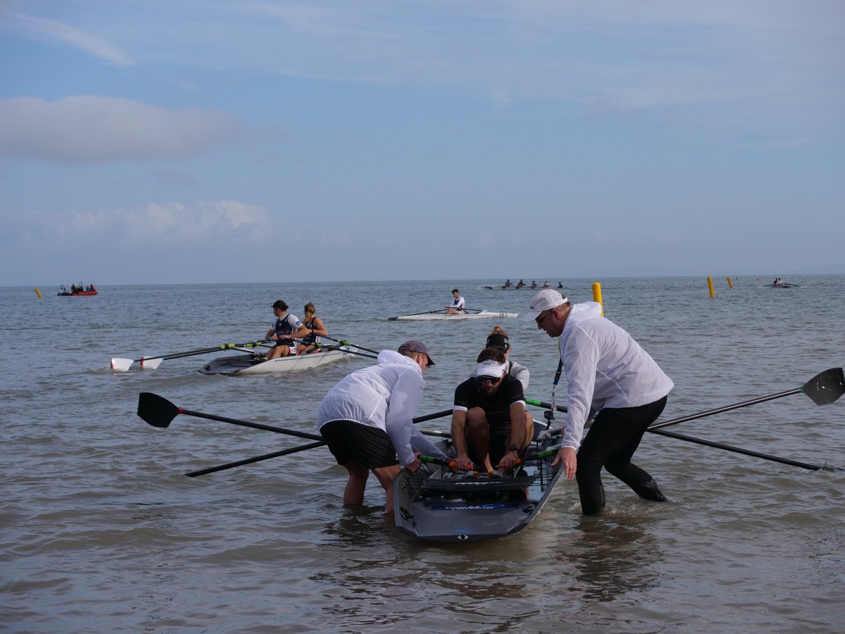 Today is the day!

Racing kicks off at 08:15 BST with processional time trials as crews battle it out to see who they'll be up against in side-by-side racing later in the competition 💪

Find the full start list and follow the racing 👇
worldrowing.com/event/2022-wor…

#BringOnTheWaves