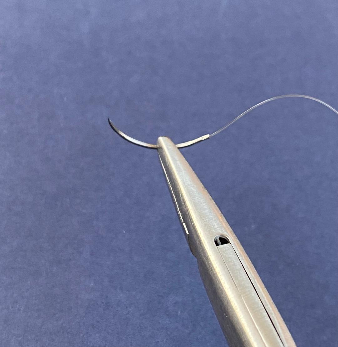 🧵of 🧵
We've covered several sutures now. Next is Monocryl (or poliglecaprone 25). 

It was designed for skin and subcutaneous tissues, and is still used mostly for that, but is also used in a number of other settings.
We will go over properties, uses, etc (the usual things...)