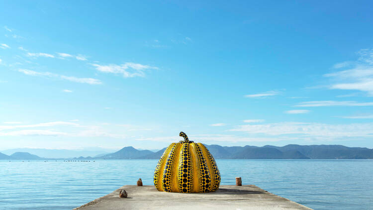 The iconic pumpkin by Yayoi Kusama is back! 🎃 Since 1994 it has been a trademark in Naoshima and is now back on display after it was destroyed in a typhoon last summer.