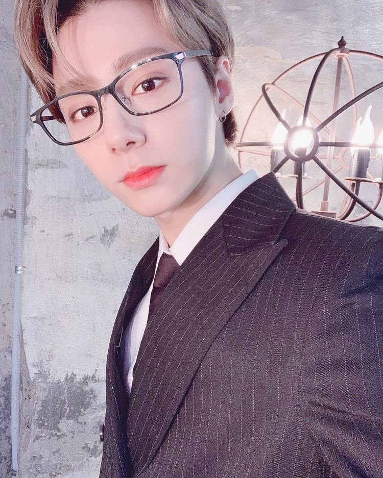 Hourly_Woong's tweet photo. [🍉] #ONEUS #HWANWOONG #원어스 #환웅 @official_ONEUS https://t.co/Z2u1uZb3g0