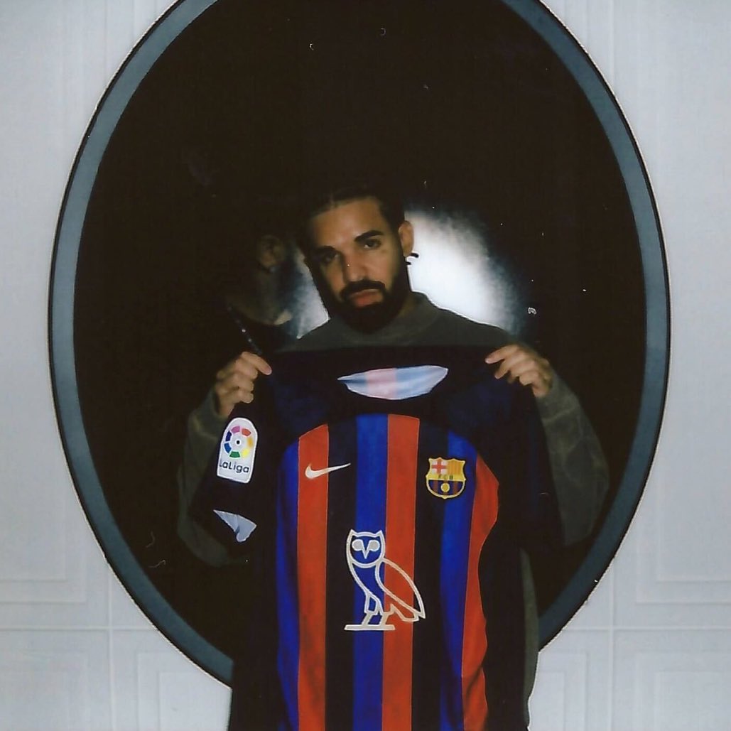 ActualiteBarca's tweet photo. Officiel : Barcelone portera un maillot avec le logo du chanteur Drake lors du Clasico. https://t.co/jhkAWDJglK