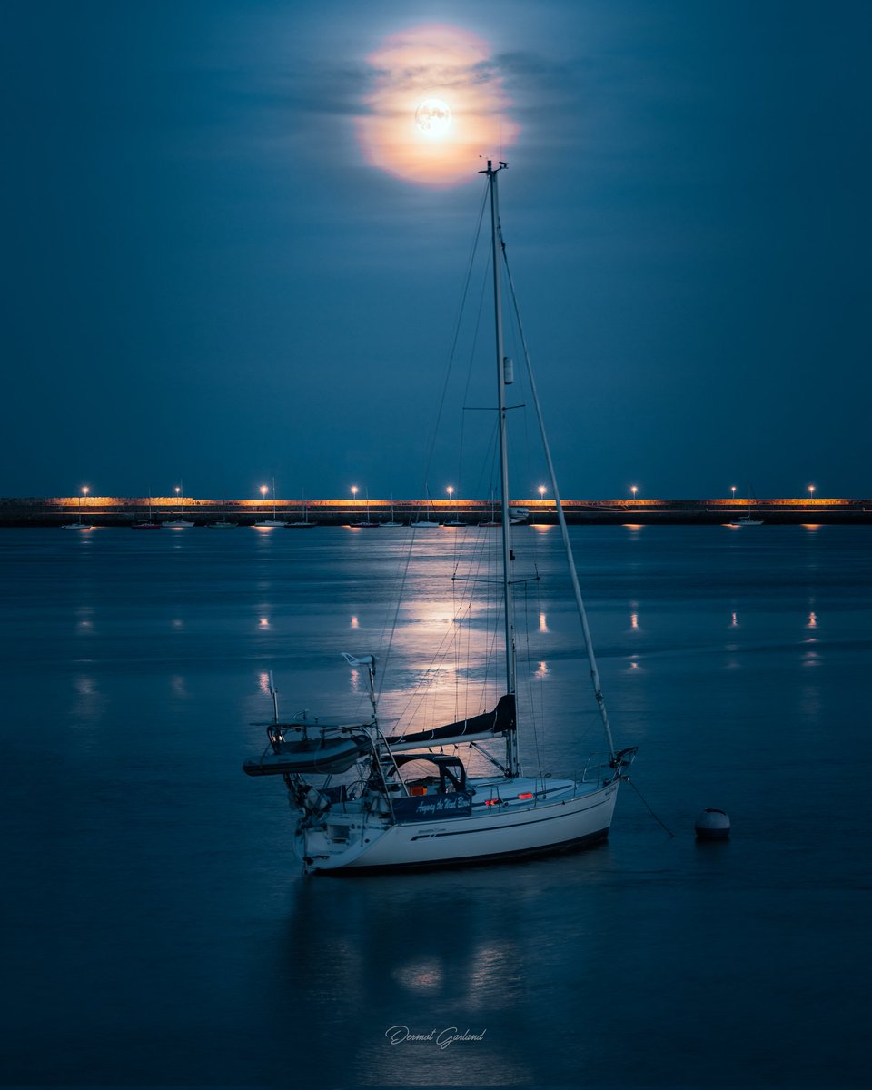 dermotgarland's tweet photo. Blue hour as the moon rises behind the clouds. Happy Friday folks!
.
.
.
.
#lovindublin #igersdublin #visitdublin #dunlaoghaireharbour #tourismireland #insta_ireland #dublinexplore #irelandexploring #bluehour #moonrise #irishdaily #theirishphotographypodcast #boats https://t.co/EVHN57B5Zk