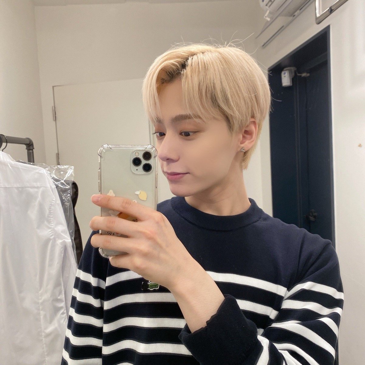 Hourly_Woong's tweet photo. [🍉] #ONEUS #HWANWOONG #원어스 #환웅 @official_ONEUS https://t.co/GLyRo8HOOF