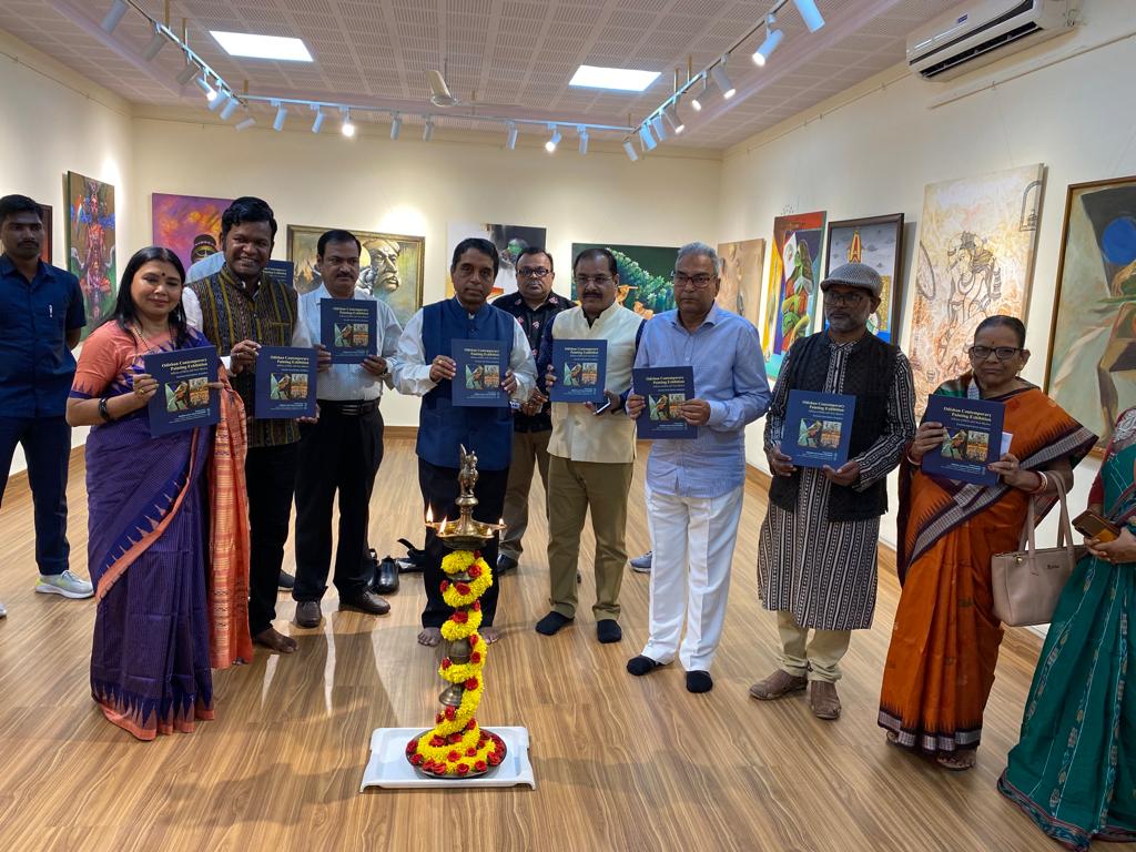 Culturedeptt's tweet photo. Inauguration of "Art Exhibition" of contemporary artists &amp; release of "Painting Exhibition Catalogue".

#ollandc #odishautsav2022 #ou2022 #odishautsav #OdiaCommunity #OdiaCulture #odishaculture #government #ODia #bangalore #Odisha https://t.co/194ktNc5Q5
