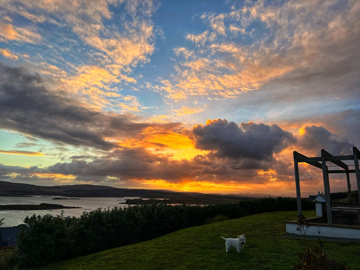 Morning Friday!
.
#sunrise #skye #isleofskye #scotland #autumn #loveautumn #guesthouse #bedandbreakfast #scotland_greatshots #scotlandtravel #scotlandexplore