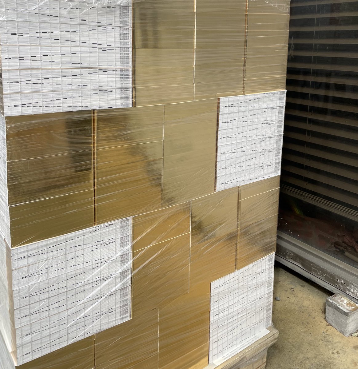 국내에서 금장 (길딩 gilding)을 가장 잘하는 곳이라 자타가 공인하는 곳 ☝️ 도봉금장에 다녀왔어요. 원래는 상호도 따로 쓰지 않으셨다가, 서울 도봉동에서 시작하셔서 도봉금장이 되었답니다😁 유무광 금장, 은장, 로즈골드, 배면인쇄까지 🪄 내지 변색 방지 기능이 있지요 😉