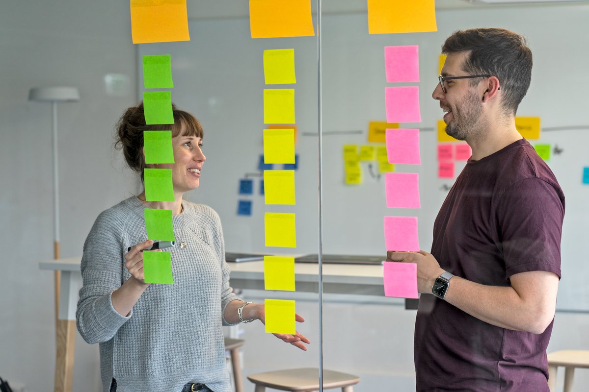 ubique_ch's tweet photo. Es war #Sprintbreak Time bei uns im Ubique Hub am Central! Was heisst das? Das sind zwei Wochen pro Quartal, in denen wir neues Zeug ausprobieren, brainstormen und individuelle Ideen umsetzen 🪐✨ #geilescheiss #workshop #newwork https://t.co/tPVSk5ERve