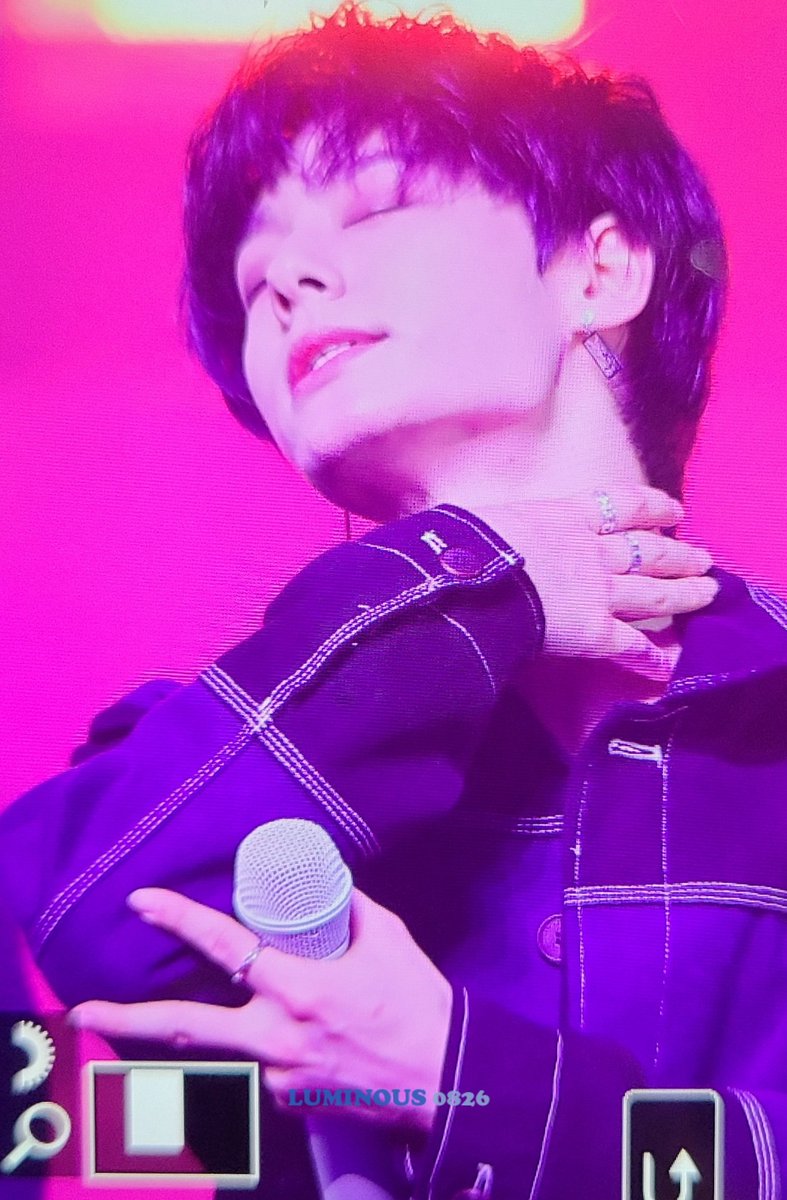 Hourly_Woong's tweet photo. [🍉] #ONEUS #HWANWOONG #원어스 #환웅 @official_ONEUS https://t.co/RpkvNTxW9F