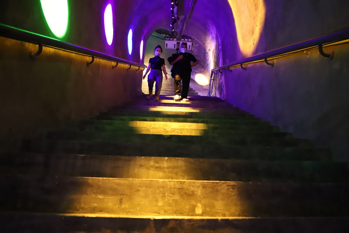 ShanghaiEye's tweet image. A new pedestrian trail project in a #bombshelter in #Chongqing was recently opened to the public and has become a new landmark and a must-see scenic spot for tourists.