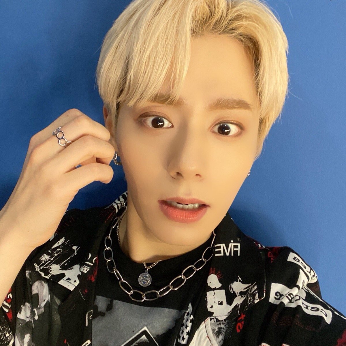 Hourly_Woong's tweet photo. [🍉] #ONEUS #HWANWOONG #원어스 #환웅 @official_ONEUS https://t.co/jMqfdg7L4K