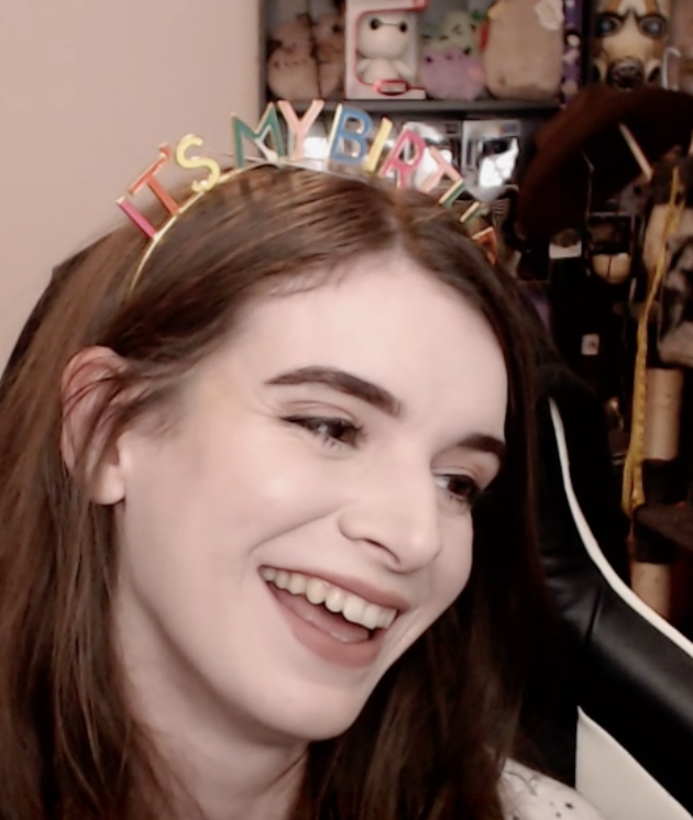 RickySetter's tweet image. HAPPY BIRT! Here’s to the wondELLAful egg @missellacronin  for spinning another year, and to continue this perpetual spin for plenty more, brightening our days along the way 🎉 

Wishing the bestest of memes &amp;amp; the grandest of foods on your day 💜