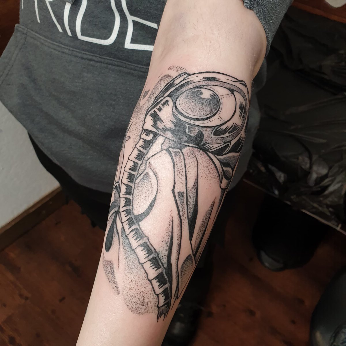 wytewaeve's tweet photo. Look at this beauty I got yesterday! Big thanks to @/shelly_tattoo (insta) for taking the time and going wild with the details 🖤

#TheSandman #NeilGaiman https://t.co/8MwjtkUEgw