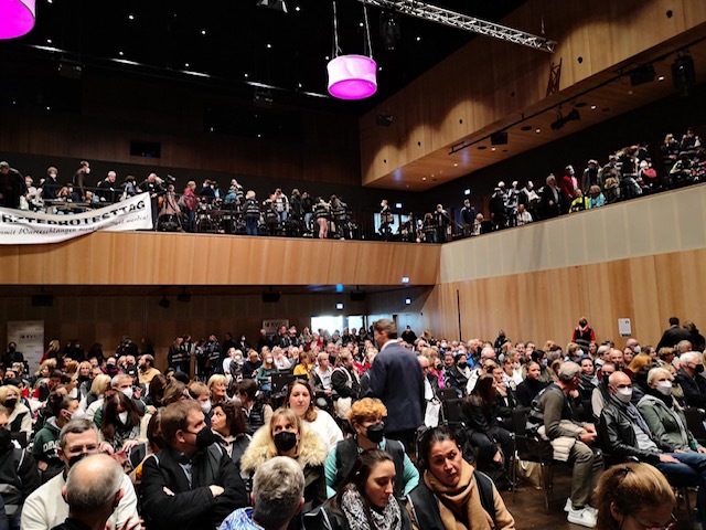 DgptRlp's tweet photo. Wir sehen schwarz!!!
Vertragsärzt:innen, V.-psychoth.innen in RLP &amp; Praxisteams protestierten gegen Sparpolitik des @BMG_Bund &amp; stetige Leistungskürzungen
DGPT RLP waren als Berufsverband auf dem Podium vertreten!!
#dgptrlp #dgpt #gesundheitspolitik #protest https://t.co/x1bO2typma