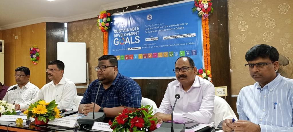 SDGOdisha's tweet photo. As #SDG4ODISHA moves to the Districts, the baton of #Agenda2030 is passed on from Sundargarh to @angul_dm today.
#LocalizingSDG
#LeaveNoOneBehind
#onestepatatime
@PCDept_Odisha @mopr_goi @NITIAayog @CMO_Odisha @PRDeptOdisha @IPR_Odisha @PradeepJenaIAS @sidd_swain https://t.co/alSwVJDyLm