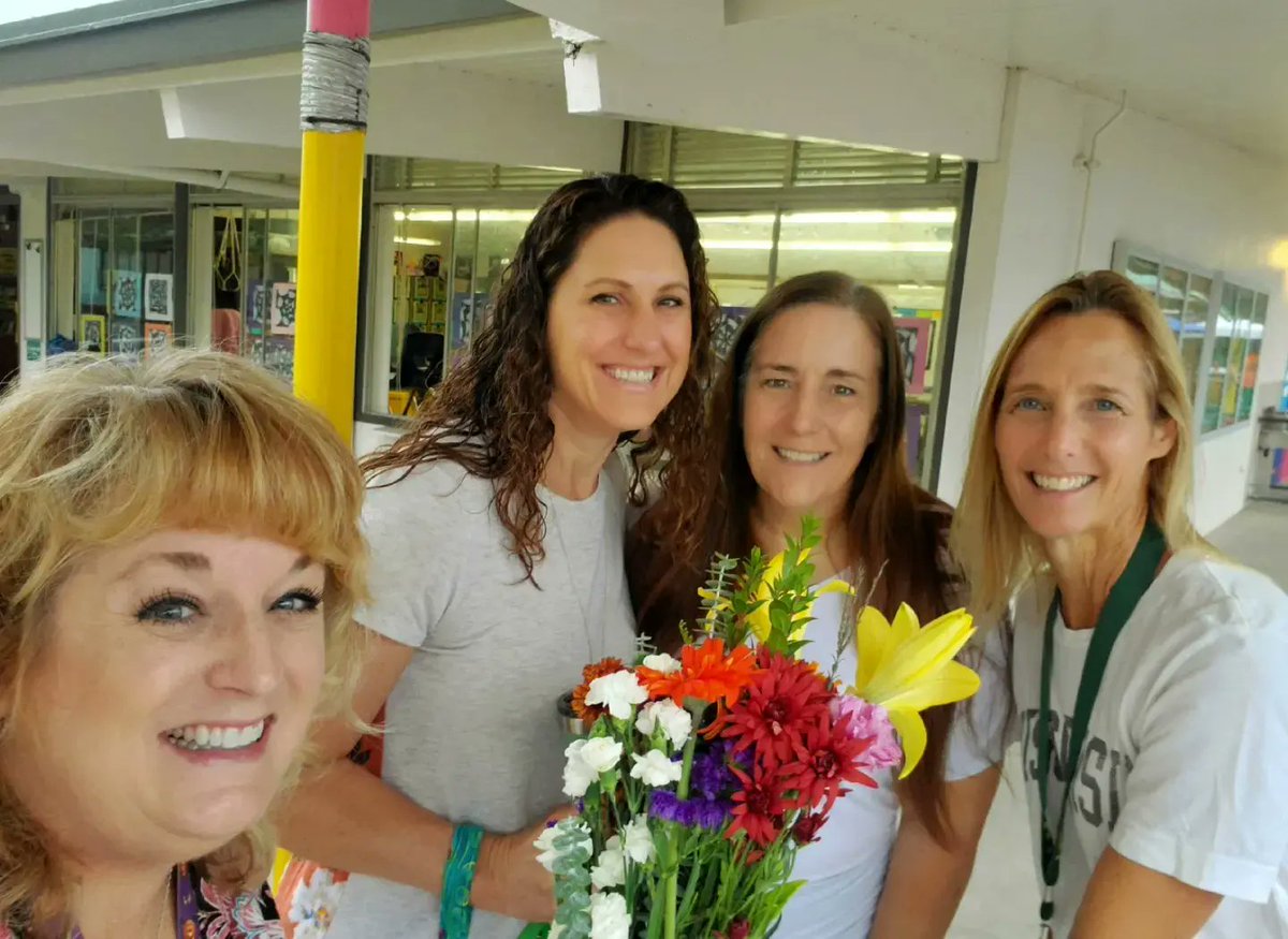 barb_waller's tweet photo. 💚🐾💛 I. Feel. So. Loved. https://t.co/FmlvdlgOyy