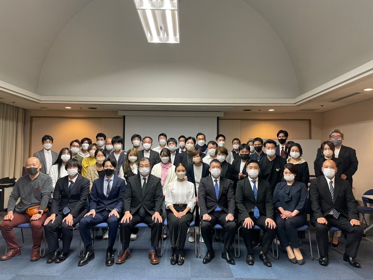 moemi_nu's tweet photo. 大阪の同業者の方に向けて講演会をさせていただきました🎙学生の頃勉強も運動も出来ずどんなに気をつけても忘れ物や遅刻が直らなくて、どうして私はみんなが当たり前に出来る事が出来ないんだろうってずっと悩んでた🥲そんな私の行動や言葉が誰かの勇気に繋がるって本当に幸せだ🥲これからも頑張るぞ🔥 https://t.co/ASFYTQfIsG