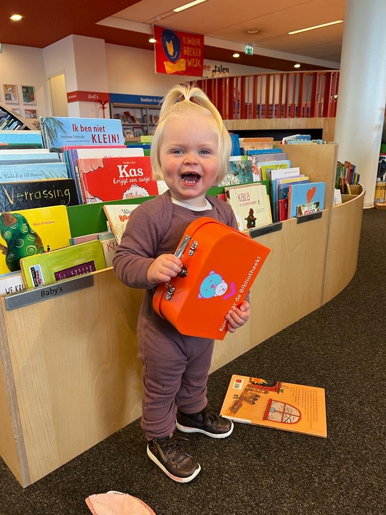 Mijn kleindochter is ontzettend blij met haar koffertje van #boekstart 
En ze genoot van de rondleiding in ⁦<a href="/bibliotheekhp/">Bibliotheek Helmond-Peel</a>⁩